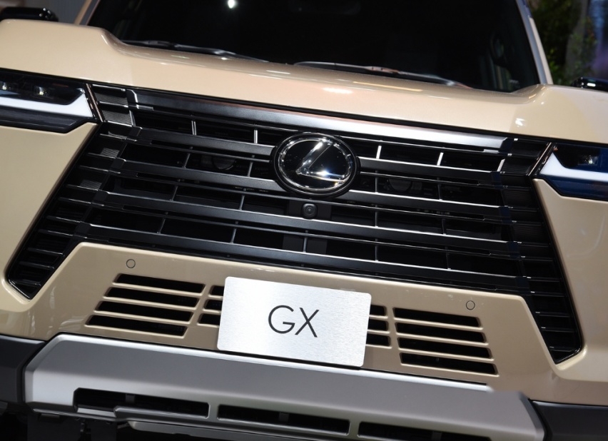2024款雷克萨斯GX 550，长4950mm，搭载3.5T+10AT