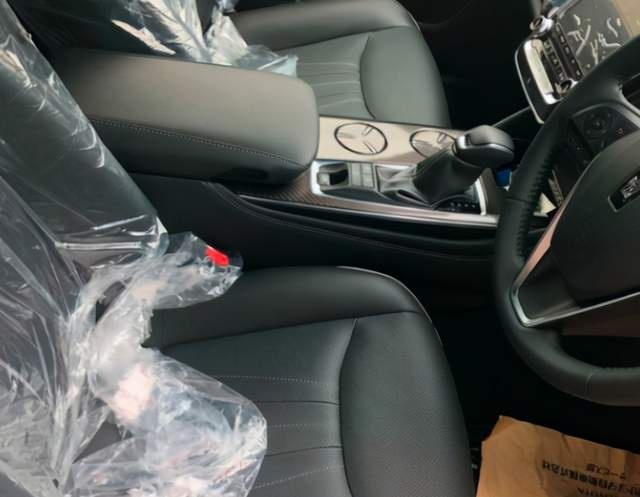 全新第15代皇冠街头实拍，配3.5L V6发动机，售价30万