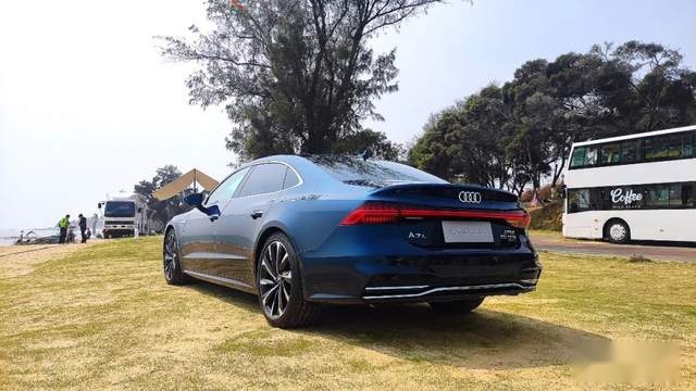 5.6秒破百、3.0T V6引擎的魅力，深入试驾奥迪A7L
