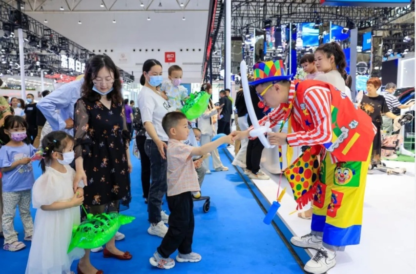 购车抽钻石、得油卡，车模＆主播秀…这届华中车展可太会整活了！