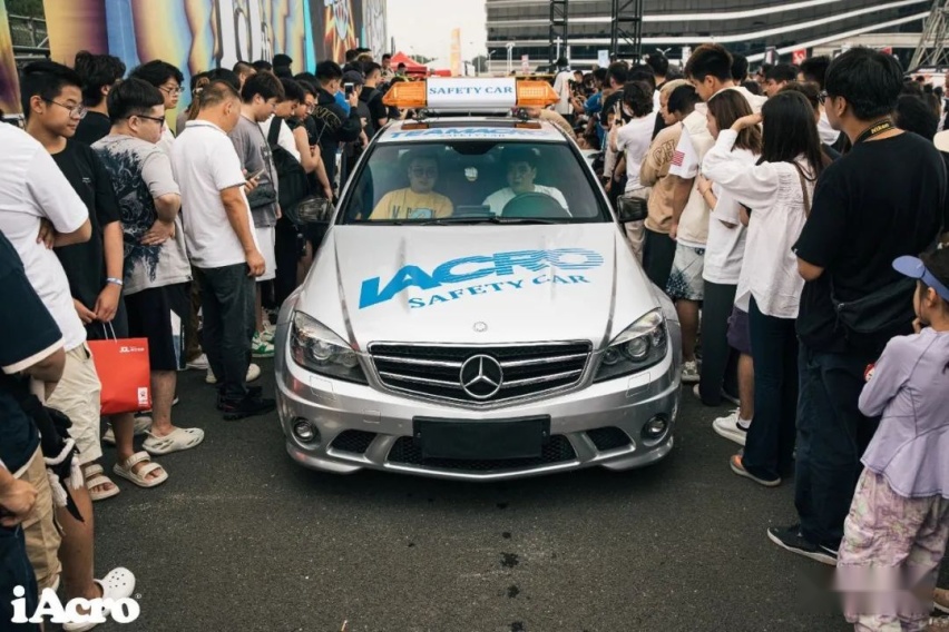 变身成安全车的奔驰AMG C63，这下真是玩出了自己的风格