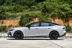 长安又一"爆款"！至高下调2.5万，溜背轿跑+电动尾翼，6.3秒破百，9.79万起