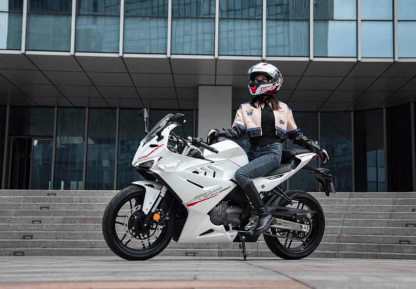 入手价不到1.5万？纯白赛科龙RC250：标配ABS、TCS，新手首选