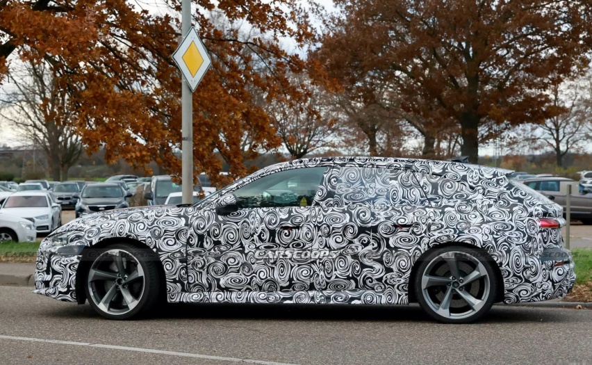 2026 款奥迪 RS5 Avant 展示混合动力发动机的椭圆形排气管