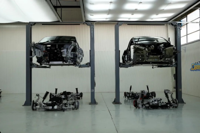 化茧成蝶，中国汽车底盘进化论—底盘解析阿维塔11 VS Model Y