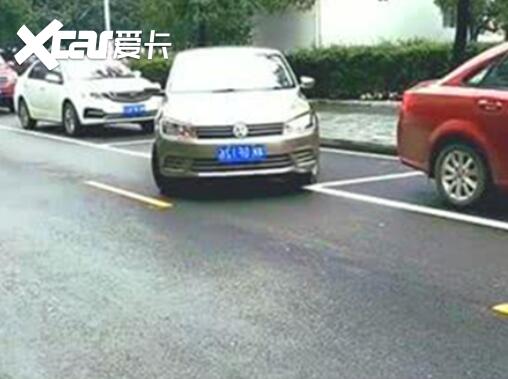 侧方位停车时后视镜看不见后面的车轮,怎么判断车轮位置?