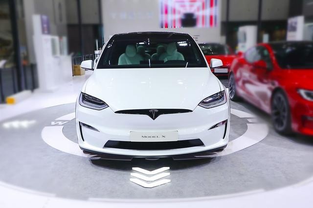 Model X 2023款 Plaid版，长5.037米，破百2.6秒