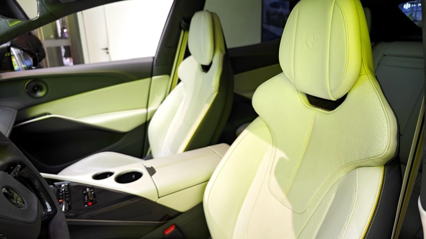 百万级“吉利王” 探店实拍路特斯Eletre 选它还是Model X