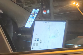 特斯拉这智能大屏还需要再用手机导航呀？