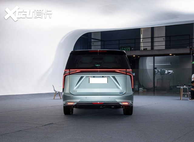 腾势D9 DM-i的正面对手,车长近5米3,搭载1.5T插混,上汽出品