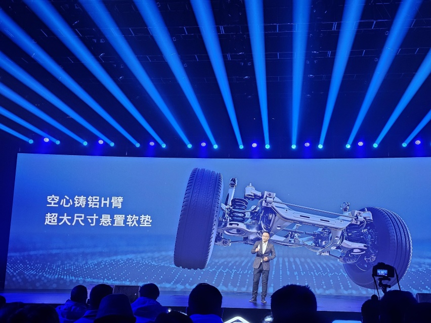 奇瑞iCAR 03机会与竞争剖析：吉姆尼“电替”，同时切入两块市场