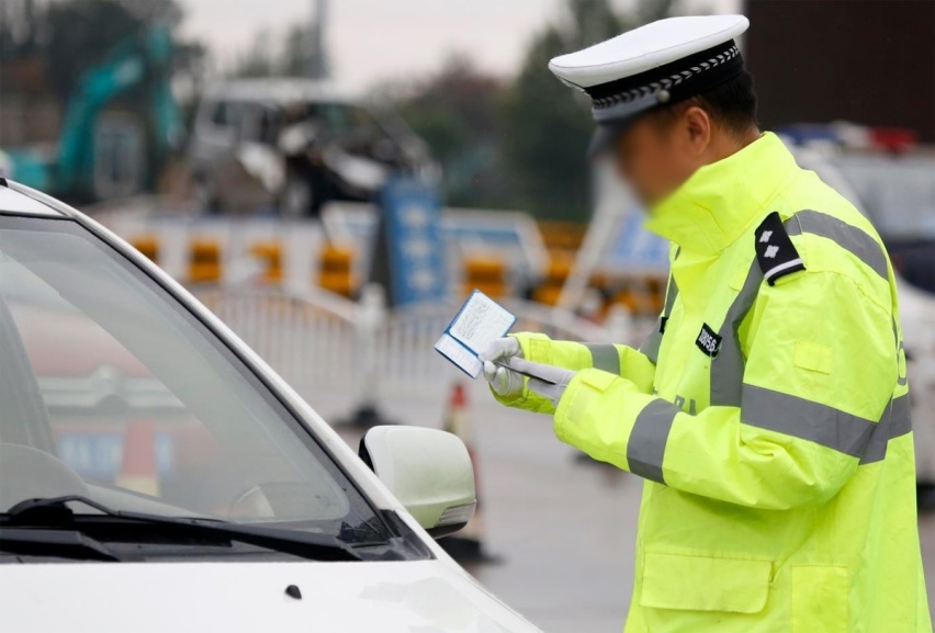 路上那么多车，交警一眼就逮到问题车：原因竟然这么简单