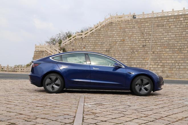 首批国产特斯拉MODEL 3正式交付 续航445公里