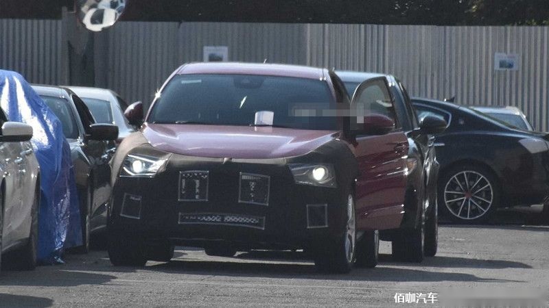 maserati-small-suv-first-spy-photo (4).jpg