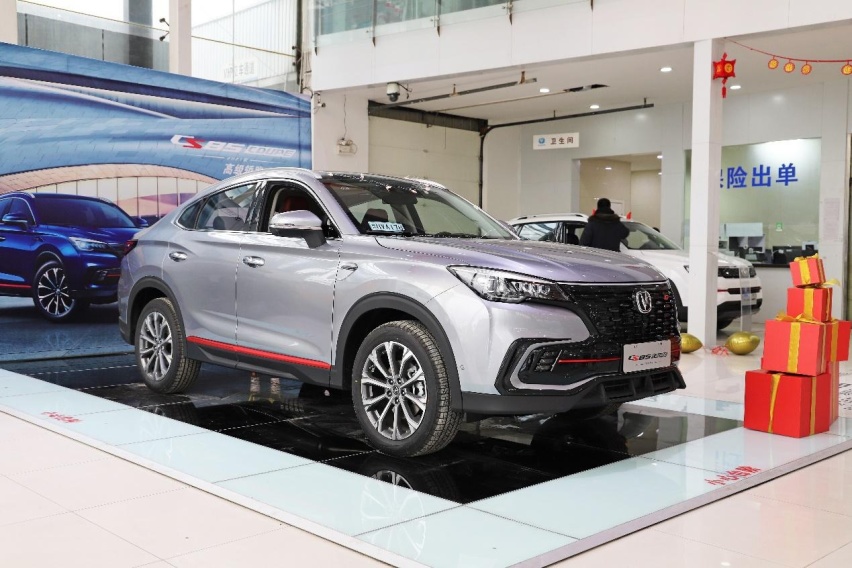 换装全新家族前脸 实拍2021款长安CS85 COUPE