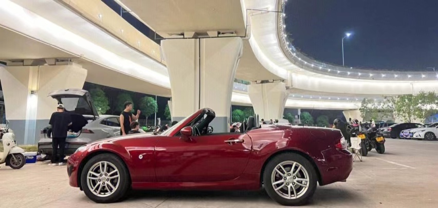 一台冷门敞篷小跑车马自达MX-5