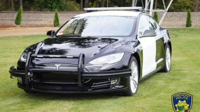 特斯拉警车飚至193Km/h追捕罪犯！关键时刻居然没电了？