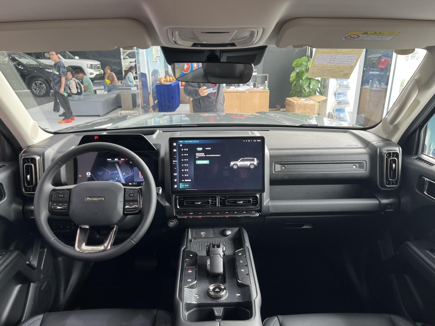 不到20万买方盒子越野SUV？探店哈弗猛龙，顶配版反而最受欢迎！