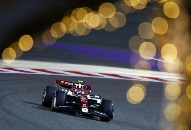 创造历史，中国首位F1车手周冠宇正赛首秀，拿下历史第一分