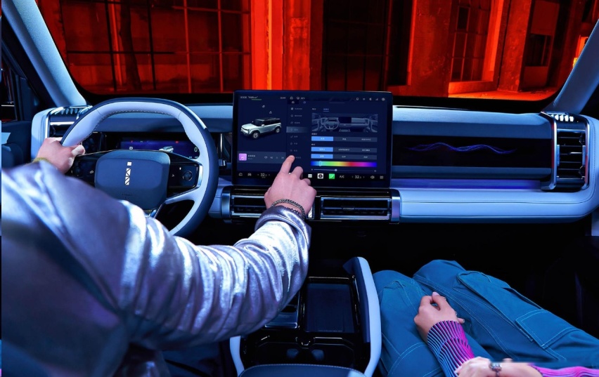 似乎没有直接竞品，奇瑞iCAR 03定价对了就好卖