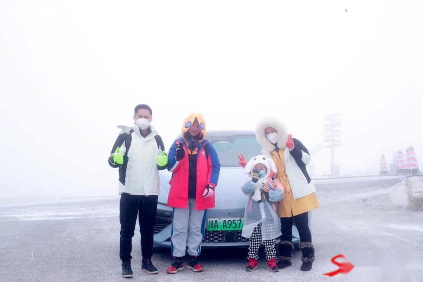 见证成都首批哪吒S用户提车：开最美的车，看最美的景
