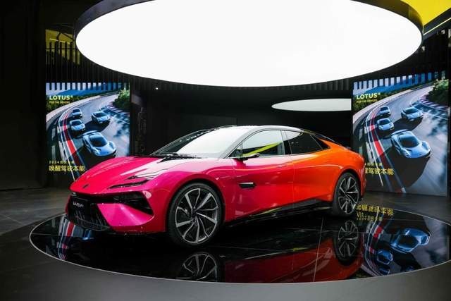 路特斯查普曼高级定制品牌中国首发 EMEYA繁花绽放限量版全球首发
