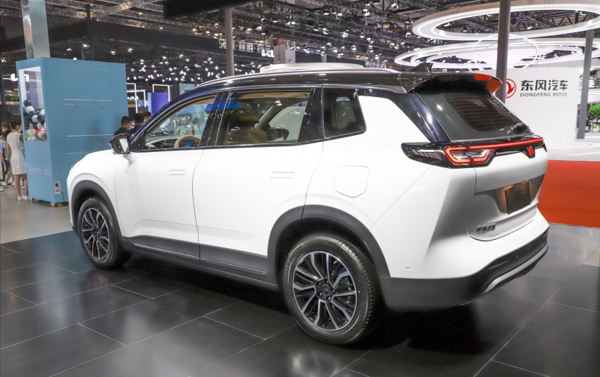 威马和百度打造的SUV，配自动泊车入位