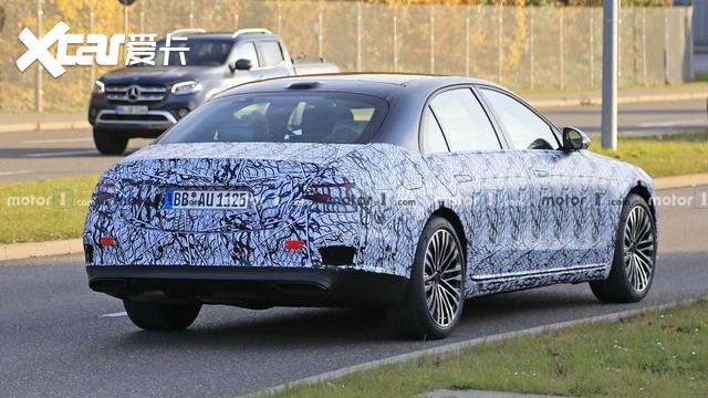 全新奔驰s级实车曝光 这大中网能敌过宝马7系大鼻孔 爱卡汽车爱咖号