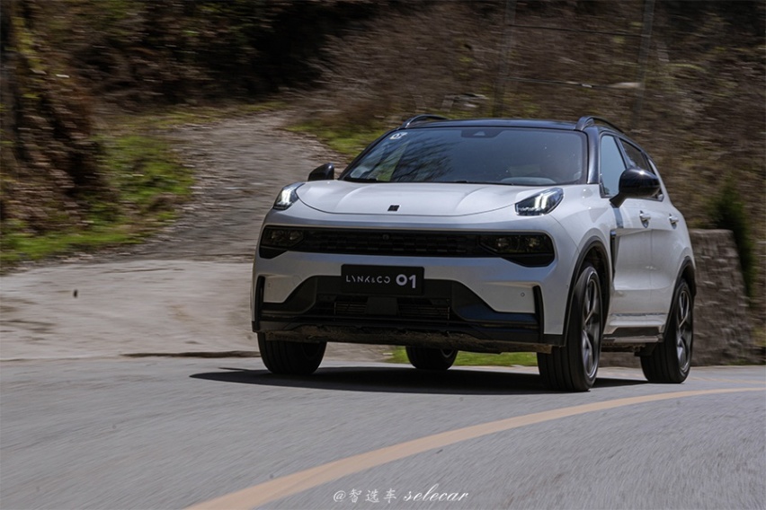 2.0T+8AT，全系标配12.7英寸大屏，试驾全新领克01