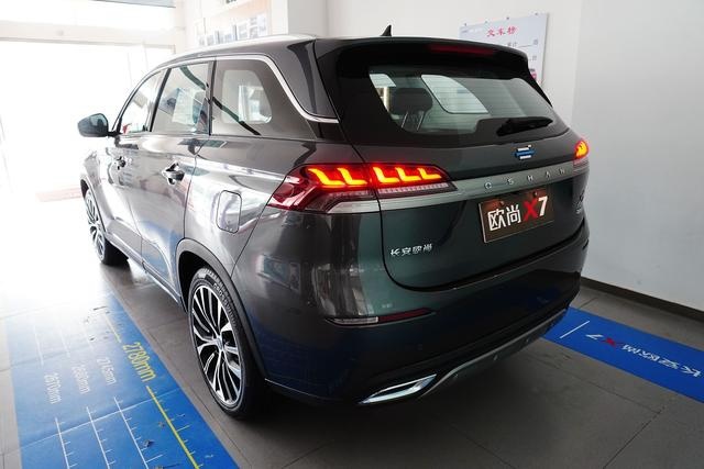 空间、配置、科技功能越级的家用SUV，长安欧尚X7到店实拍