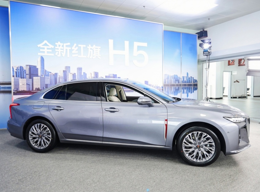 全新第二代红旗H5开启预售，起价17万，这是准备和雅阁正面竞争？