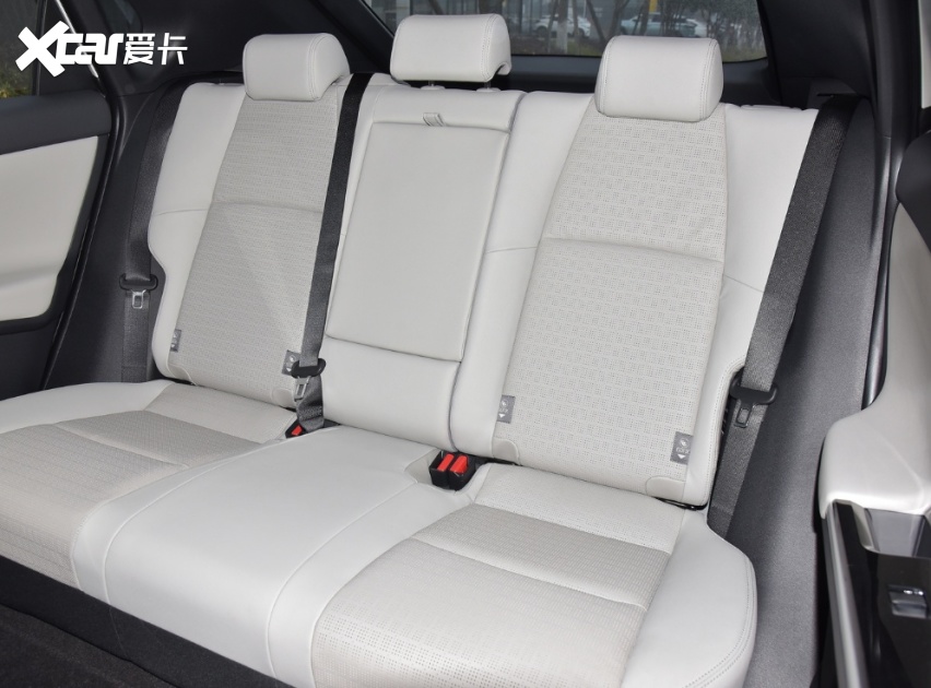 广汽丰田铂智4x,入门即续航615km,d级车的后排空间,关键还安全