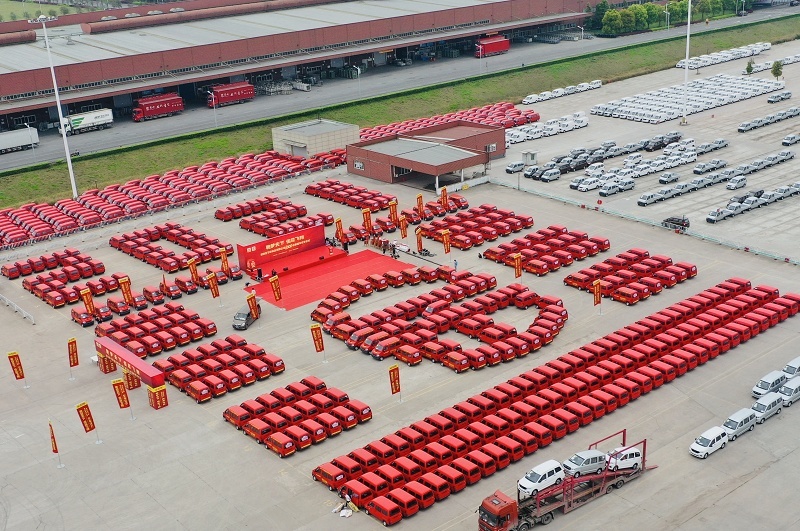 将“人民需求”进行到底，1000台定制五菱之光交车