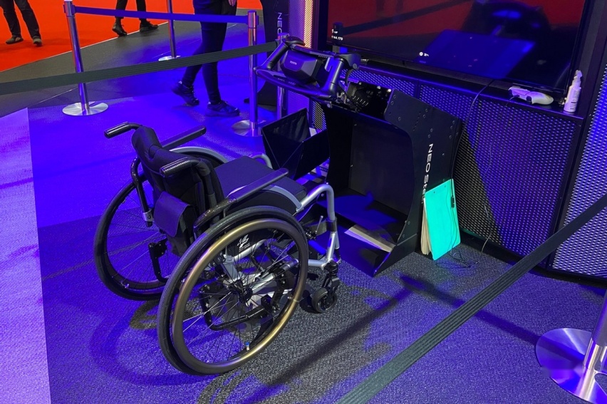 有了丰田这套Yoke半幅方向盘，或许油门刹车踏板都可以不要了