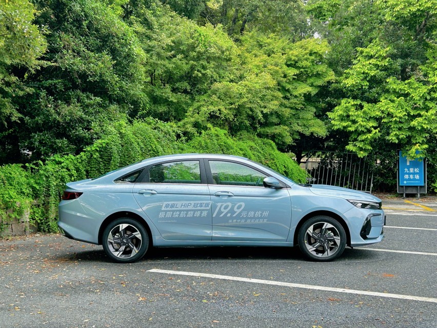 10万级插混，油耗仅3.8L，吉利帝豪L HiP冠军版：动力省油我全要
