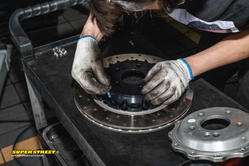 奔驰E级更换Brembo HP2000刹车片CZV打孔刹车盘