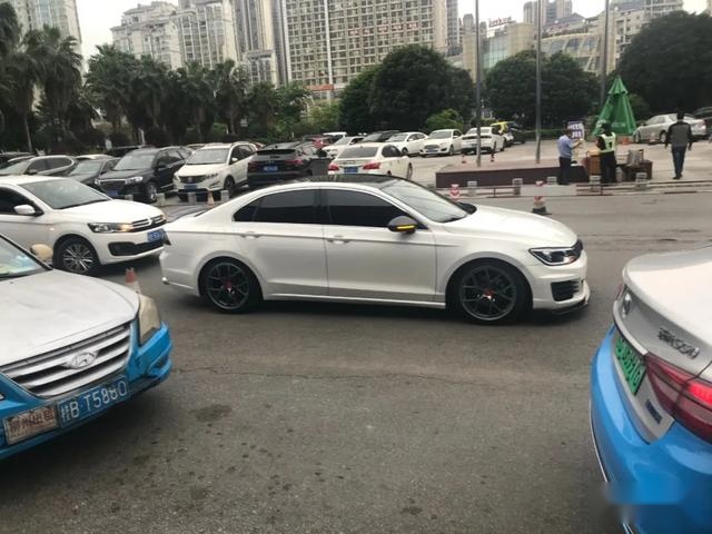 “奢适宽体轿跑”大众凌渡，自带宽体效果简直是姿态神器