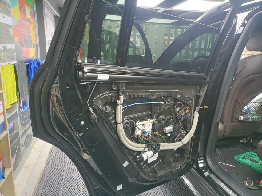 23款奔驰GLS450升级原厂后排电动遮阳帘 抬头显示HUD 电动踏板