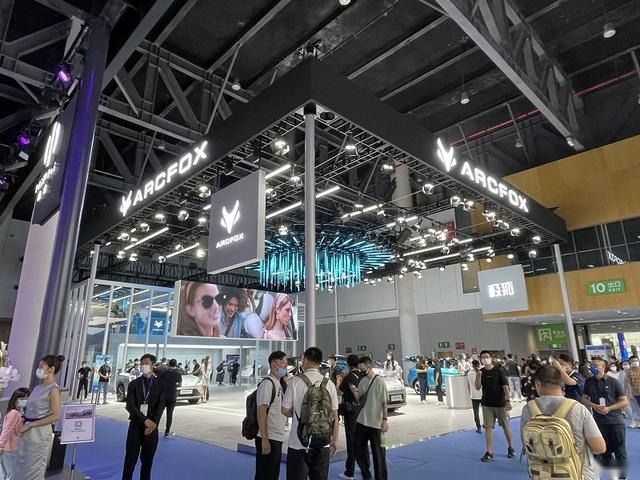 月销三位数，新车动辄“全球首款”，这些品牌狂啥？