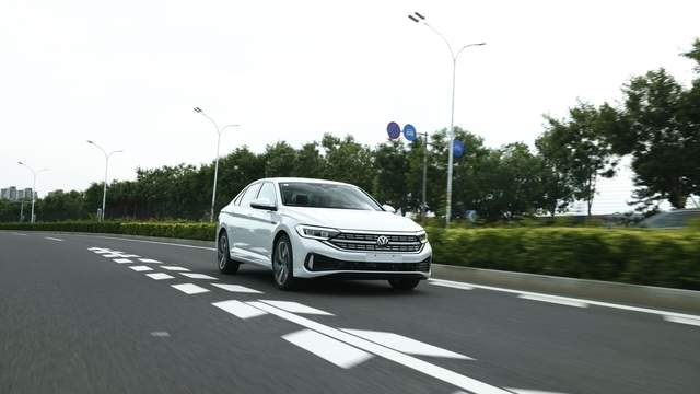 【e汽车】试驾2023款速腾——省油轻巧空间大，家庭出游全靠它