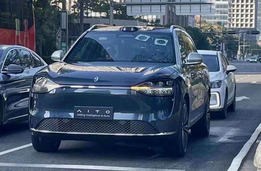 月底上市！问界M9实车到店，双色车身有气场，配三联屏+续航585km