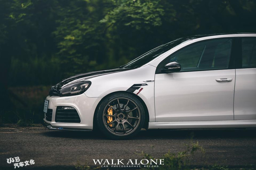 乡间小路中的一台钢炮高尔夫6 GTI