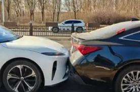 等红灯邻车开走，竟觉自己溜车？3个关键原因讲透