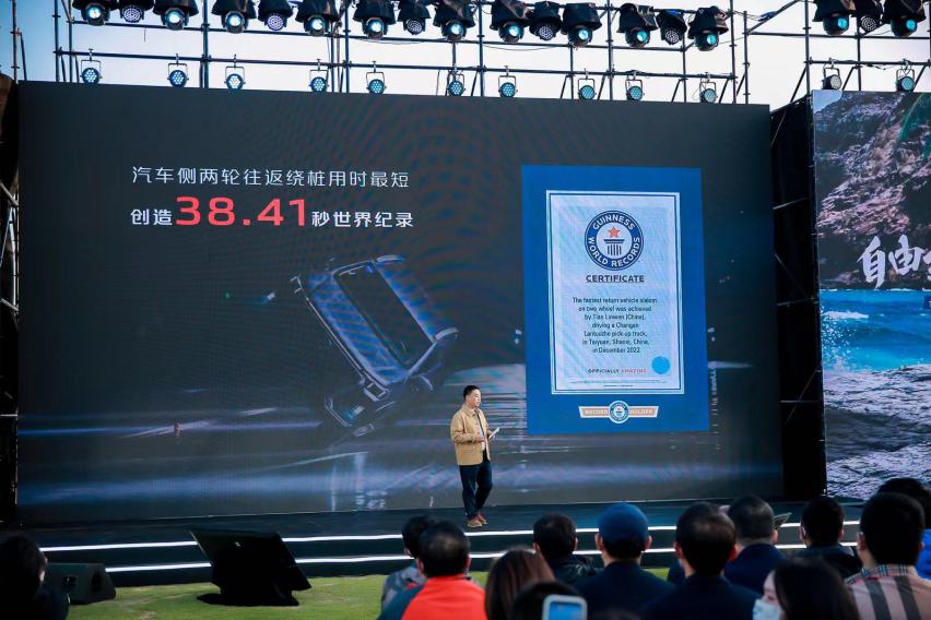 专业底盘，有柴油有汽油有采埃孚8AT，长安乘用皮卡览拓者上市