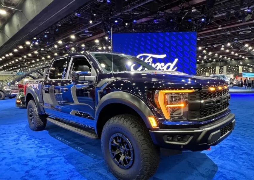福特F-150猛禽R，配5.2L V8发动机，适合重度越野