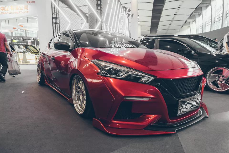 这个街区通往改装车的未来感受一条渐变色地带