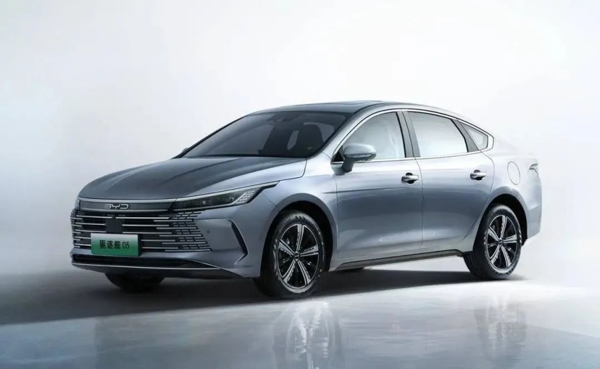 不怕油涨价，10-15万自主插混轿车，比亚迪霸榜长安紧追