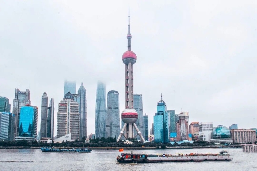 “沪牌”拍了拍你并说道：旁友，新能源汽车要伐？