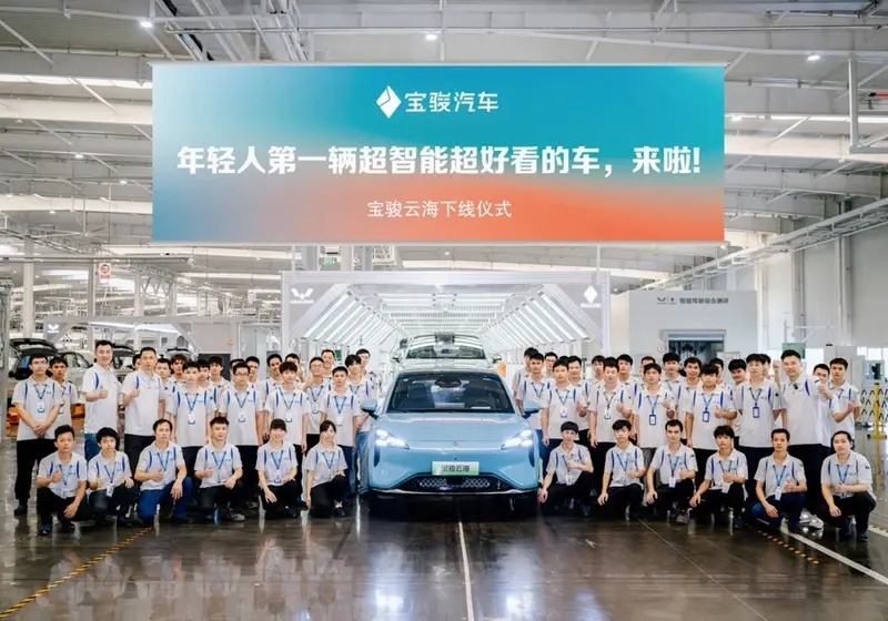 图片包含 建筑, 桌子, 飞机场, 人们

描述已自动生成