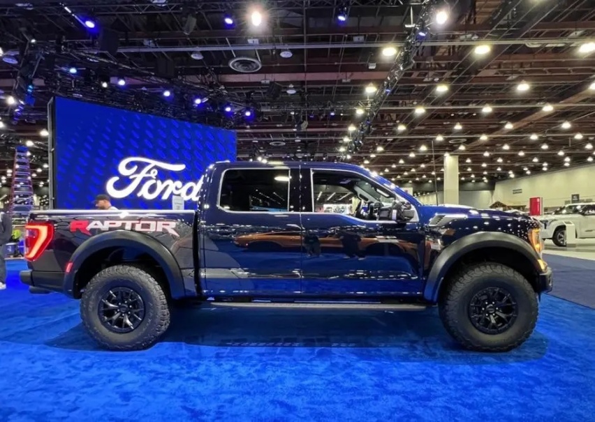 福特F-150猛禽R，配5.2L V8发动机，适合重度越野
